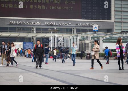 Shanghai, China - 5. April 2014 Shanghai Railway Station, einer der größten Eisenbahnknotenpunkt in China. Stockfoto