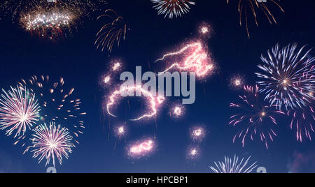 Ein dunklen Nachthimmel mit einem funkelnden roten Feuerwerkskörper in der Form von Fidschi komponiert in. (Serie) Stockfoto