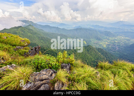 Schöne Landschaft Natur hohen Bergwald und Himmel des Bereichs Phi Pan Nam im Winter aus Sicht Phu Chi Fa Forest Park in Chiang Rai Stockfoto