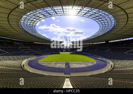 Das Olympiastadion Berlin ist ein Sportstadion in Berlin, Deutschland. Es wurde ursprünglich von Werner March für die Olympischen Sommerspiele 1936 gebaut. Während die Oly Stockfoto