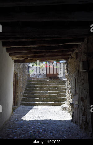 Gasse in Potes, Picos de Europa, Kantabrien Nordspanien Stockfoto