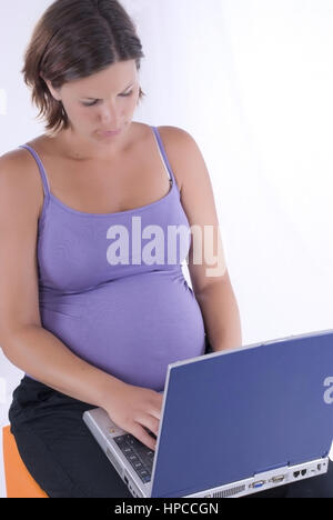 Model Release, Schwangere, Junge Frau Mit Laptop - schwangere Frau mit laptop Stockfoto