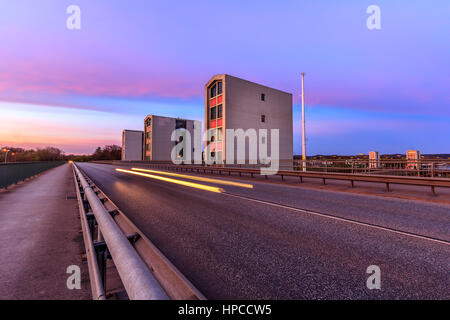 Beleuchtung eines Autos vor der Staumauer Stockfoto