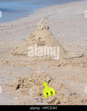 Creative-Sandburg am weißen Sandstrand in Busselton, Western Australia Stockfoto