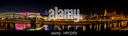Nacht-Winterpanorama von der Moskwa-Ufer: Fußgängerbrücke Bogdan Khmelnitsky, Kiewer Bahnhof in Moskau-City, Redisson Slavyanskaya h Stockfoto