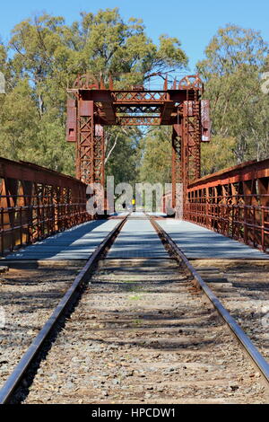Historischen Tocumwal Eisenbahnbrücke vor dem Hintergrund der Eukalyptusbäume und blauer Himmel. Stockfoto