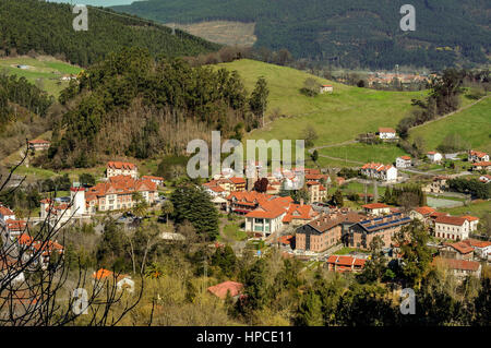 Allgemeinen Luftaufnahme des Dorfes von Puente Viesgo im Winter. Kantabrien, Spanien, Europa. Stockfoto