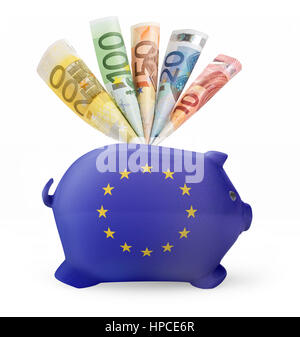 Seitlicher Blick auf ein Sparschwein mit dem Flaggendesign von Europa und verschiedenen europäischen Banknoten. (Serie) Stockfoto