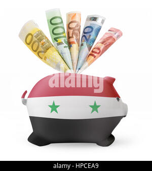 Seitlicher Blick auf ein Sparschwein mit dem Flaggendesign von Syrien und verschiedenen europäischen Banknoten. (Serie) Stockfoto