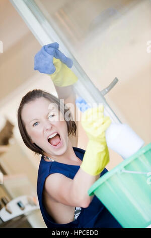 Model Release, Junge Putzfrauen Beim Fensterputzen - Frau reinigt das Fenster Stockfoto