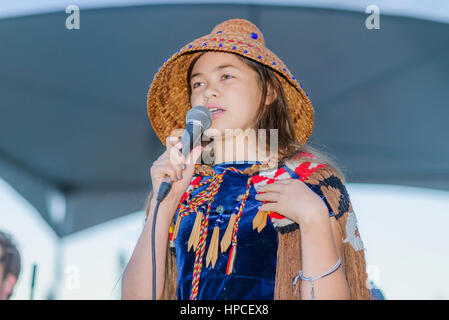 Young-Küsten-Salish-Aktivist Ta'Kaiya Blaney. spricht bei Salish Sea Sommer Gathering 2013, Molke-Ah-Wichen (Cates Park) N. Vancouver, Britisch-Kolumbien, C Stockfoto