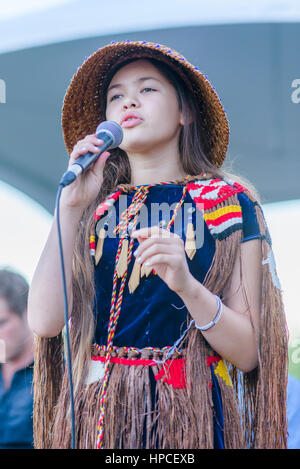 Young-Küsten-Salish-Aktivist Ta'Kaiya Blaney. spricht bei Salish Sea Sommer Gathering 2013, Molke-Ah-Wichen (Cates Park) N. Vancouver, Britisch-Kolumbien, C Stockfoto