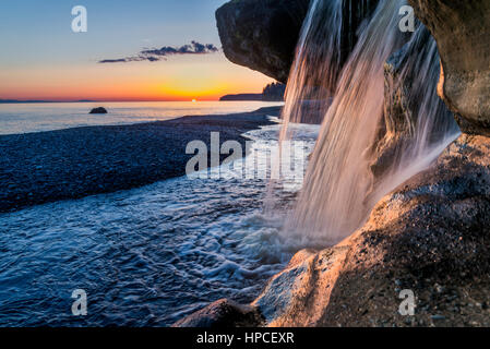 Sandcut Sandcut fällt bei Sonnenuntergang, Strand, Jordan River, Vancouver Island, British Columbia, Kanada Stockfoto