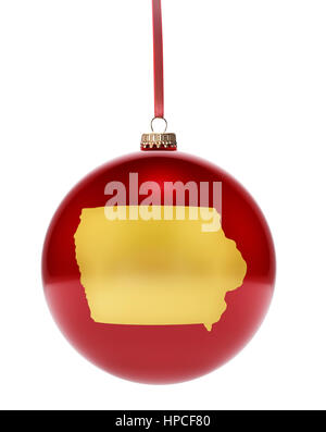 Eine hängende glänzend rote Christbaumkugel mit der goldenen Form von Iowa. (Serie) Stockfoto