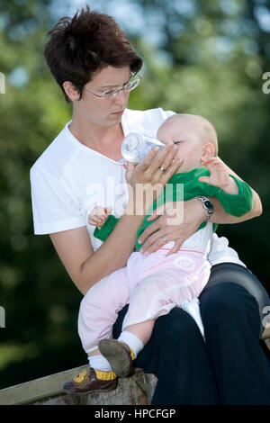 Gibt Kleinkind Flaeschchen Mutter - Mutter gibt Baby Babyflasche Stockfoto