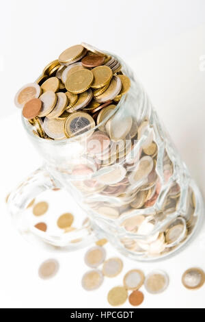 Viele Euromuenzen Im Glaskrug - viele Euro-Münzen im Glaskrug Stockfoto