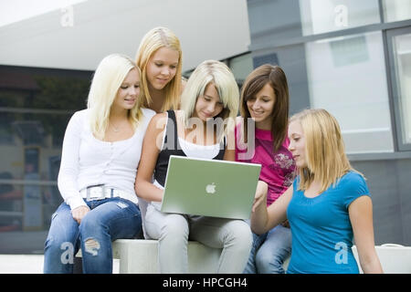 Model Release, Gruppe Jugendlicher näher Mit Laptop - Gruppe von Mädchen im Teenageralter mit laptop Stockfoto