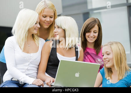 Model Release, Gruppe Jugendlicher näher Mit Laptop - Gruppe von Mädchen im Teenageralter mit laptop Stockfoto