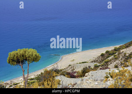 Blick von oben auf Platis Gialos Strand im westlichen Teil der Insel Lefkada Insel im Ionischen Meer, Griechenland Stockfoto