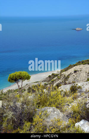 Blick von oben auf Platis Gialos Strand im westlichen Teil der Insel Lefkada Insel im Ionischen Meer, Griechenland Stockfoto