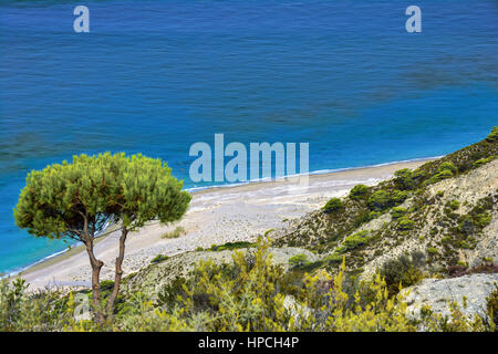 Blick von oben auf Platis Gialos Strand im westlichen Teil der Insel Lefkada Insel im Ionischen Meer, Griechenland Stockfoto