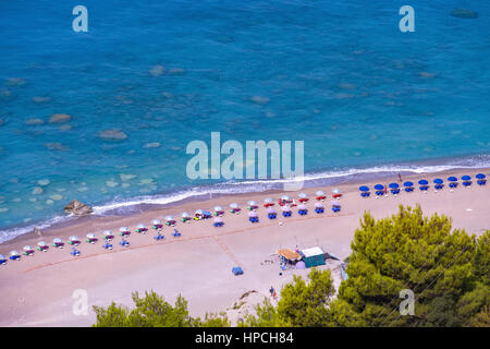 Blick von oben auf Platis Gialos Strand im westlichen Teil der Insel Lefkada Insel im Ionischen Meer, Griechenland Stockfoto