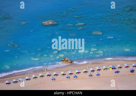 Blick von oben auf Platis Gialos Strand im westlichen Teil der Insel Lefkada Insel im Ionischen Meer, Griechenland Stockfoto