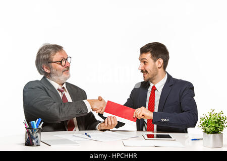 Konzept - Korruption. Geschäftsmann im Anzug ein Bestechungsgeld im Büro auf weißen Studio-Hintergrund nehmen. Stockfoto