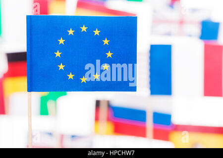 Nahaufnahme Bild des kleinen Papier-Flagge der Europäischen Union gegen die Flaggen der EU-Mitgliedstaaten Stockfoto