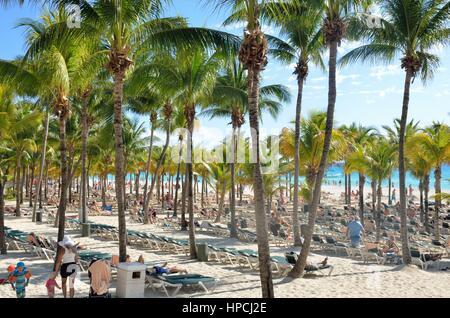 Playa del Carmen Mexiko - 28. Januar 2017: überfüllten Strand mit Palmen Stockfoto