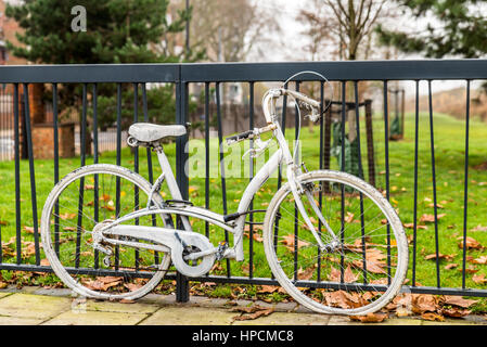 Versehentlich gemalten Fahrrad gelehnt Metallzaun Stadt. Stockfoto