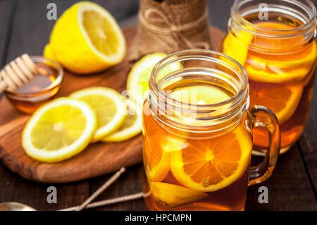 Heißen Tee mit Zitrone und Honig, gute Behandlung, Vitamine und starke Immunität haben. Stockfoto