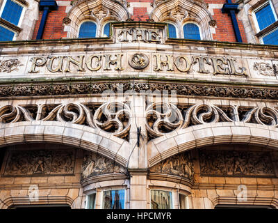 Stone Carving Detail im Punch Hotel in Queen Victoria Square Rumpf Yorkshire England Stockfoto