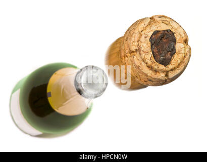 Sektkorken mit der Form von Sierra Leone in verbrannt und Flasche Champagner in den Rücken. (Serie) Stockfoto