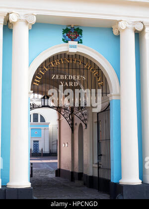 Eingang zum Zebedees ehemaligen Werftgelände der Trinity House School vom Fürsten Dock Street Hull Yorkshire England Stockfoto