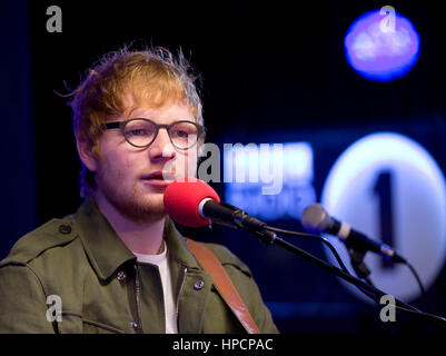 Ed Sheeran probt im neuen Broadcasting House, London, vor seinem Radio 1 live-Session für Clara Amfo. Stockfoto