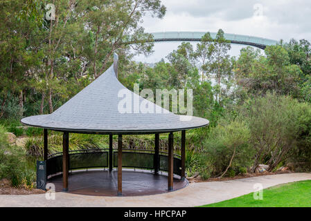 Pavillon in der Nähe von einem Teich und eine Beobachtung zu Fuß Brücke in Kings Park und Botanischer Garten in Perth, Western Australia Stockfoto