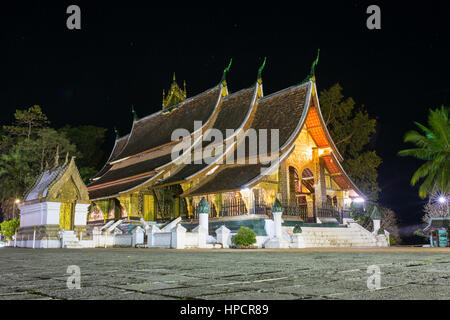 Wat Xieng Thong Tempel nachts in Luang Prabang, Laos Stockfoto