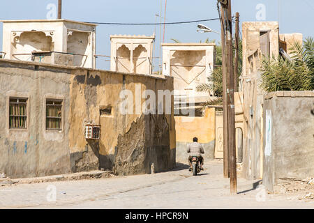 Varzaneh, Iran - 17. Dezember 2015: Straßenszene in iranischen Stadt Varzaneh in der Provinz Isfahan, Iran. Stockfoto