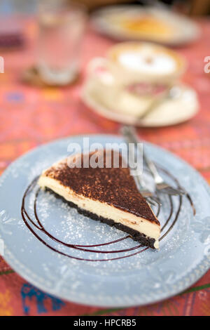 Leckeres Stück Käsekuchen Nahaufnahme im Café mit geringer Schärfentiefe. Stockfoto