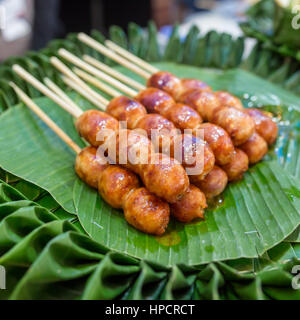 Traditionellen Thai-Stil gegrillte Würstchen auf dem Bananenblatt. Isaan Fleischwurst. Stockfoto