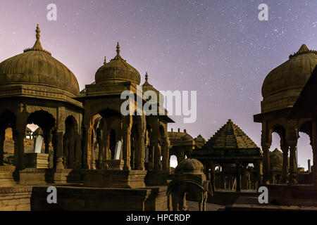 Die königlichen Ehrenmale der historischen Herrscher, auch bekannt als Jaisalmer Chhatris auf Bada Bagh in Jaisalmer, Rajasthan, Indien. Nacht Schuss von Ruinen mit Sternen Stockfoto