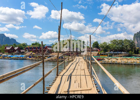 Holzbrücke über Nam Song River in Vang Vieng, Laos Stockfoto