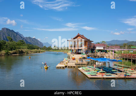 Vang Vieng, Laos - 19. Januar 2017: Unidentified Touristen Rudern Kajak Boote in Nam Song River in Vang Vieng, Laos Stockfoto