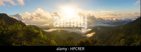 Sonnenaufgang am Doi Ang Khang in Chiang Mai, Thailand. Wolken über den Bergen. Panorama-Aufnahme Stockfoto