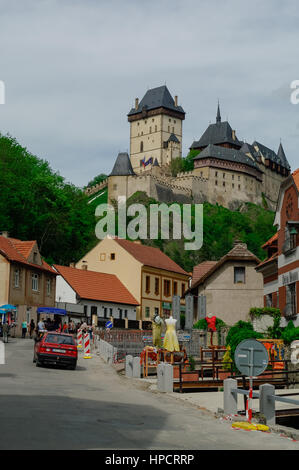 Karlstejn, Tschechische Republik - 10. Mai 2012: berühmte mittelalterliche Karlstejn Burg in der Nähe von Prag in der Tschechischen Republik Stockfoto