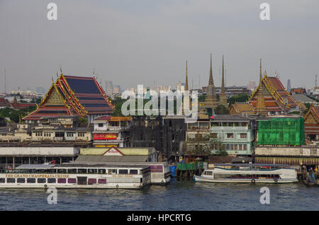Bangkok, Thailand - 25. Juli 2010: Blick vom Wat Arun Tempel, Chao Phraya River, Boote und Altbauten der Stadt am Ufer. Stockfoto