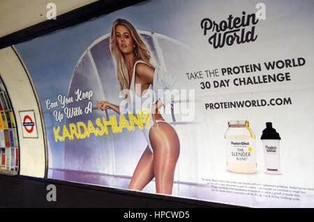 London, UK, 20.02.2017 Londoner Bürgermeister Sadiq Kahn will entfernen "Mithalten Kardashian Poster auf London unterirdisch." Stockfoto