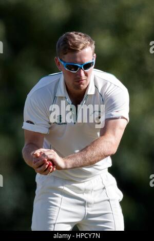 Marnhull CC 1. XI Vs Stalbridge CC 2. XI, Samstag, 13 August 2016 - Dorset - England. Bowler fangen Ball. Stockfoto