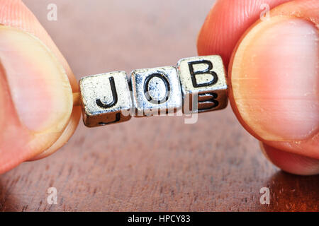 Job-Briefe auf den Schreibtisch gestellt in Edelholz Stockfoto